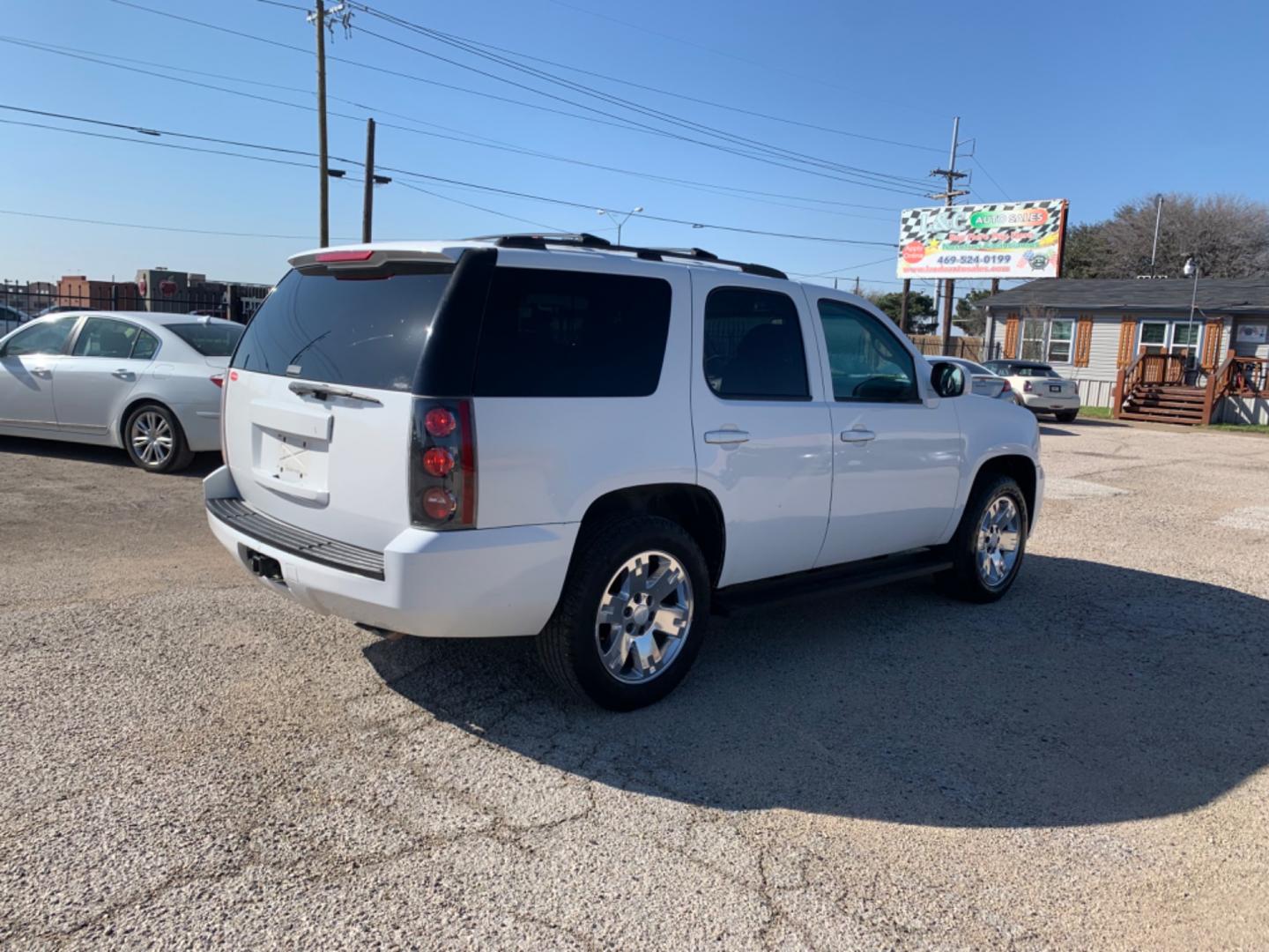 2008 White /Black GMC Yukon SLE-1 2WD (1GKFC13C98R) with an 4.8L V8 OHV 16V engine, Automatic Overdrive transmission, located at 1830 North Belt Line Road, Irving, TX, 75061, (469) 524-0199, 32.834373, -96.993584 - Photo#3